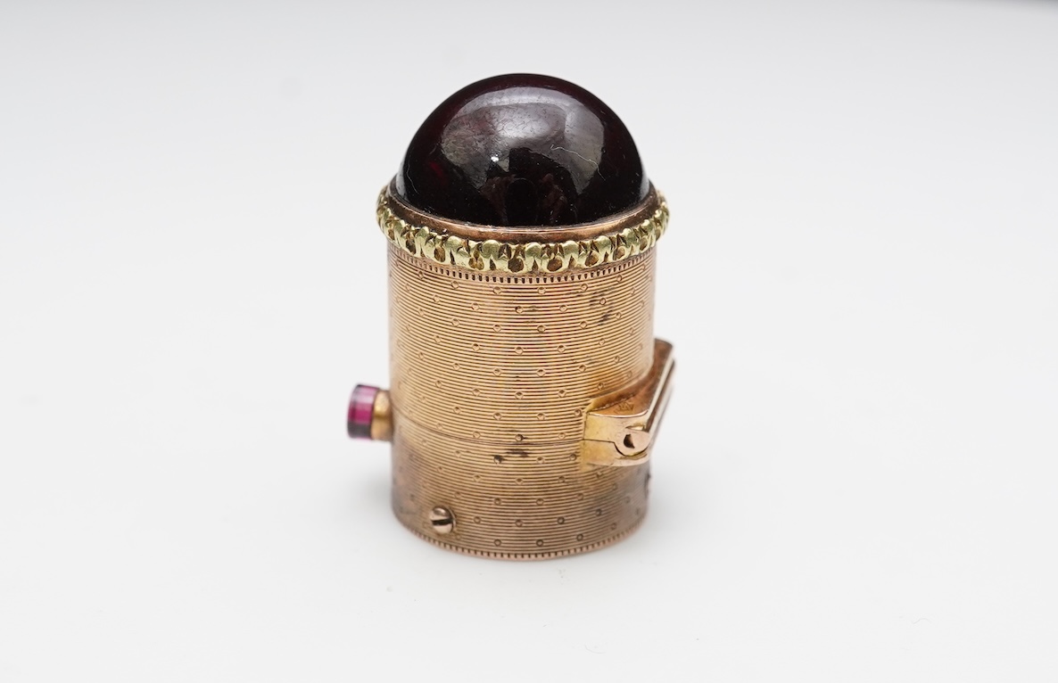 A gold and garnet perfume bottle top, France, late 19th century
